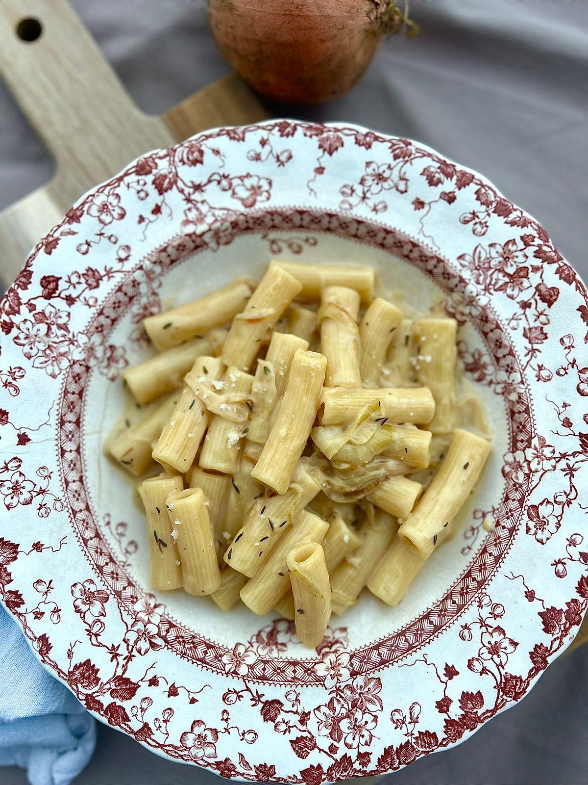 Cremet pasta med karamelliserede løg