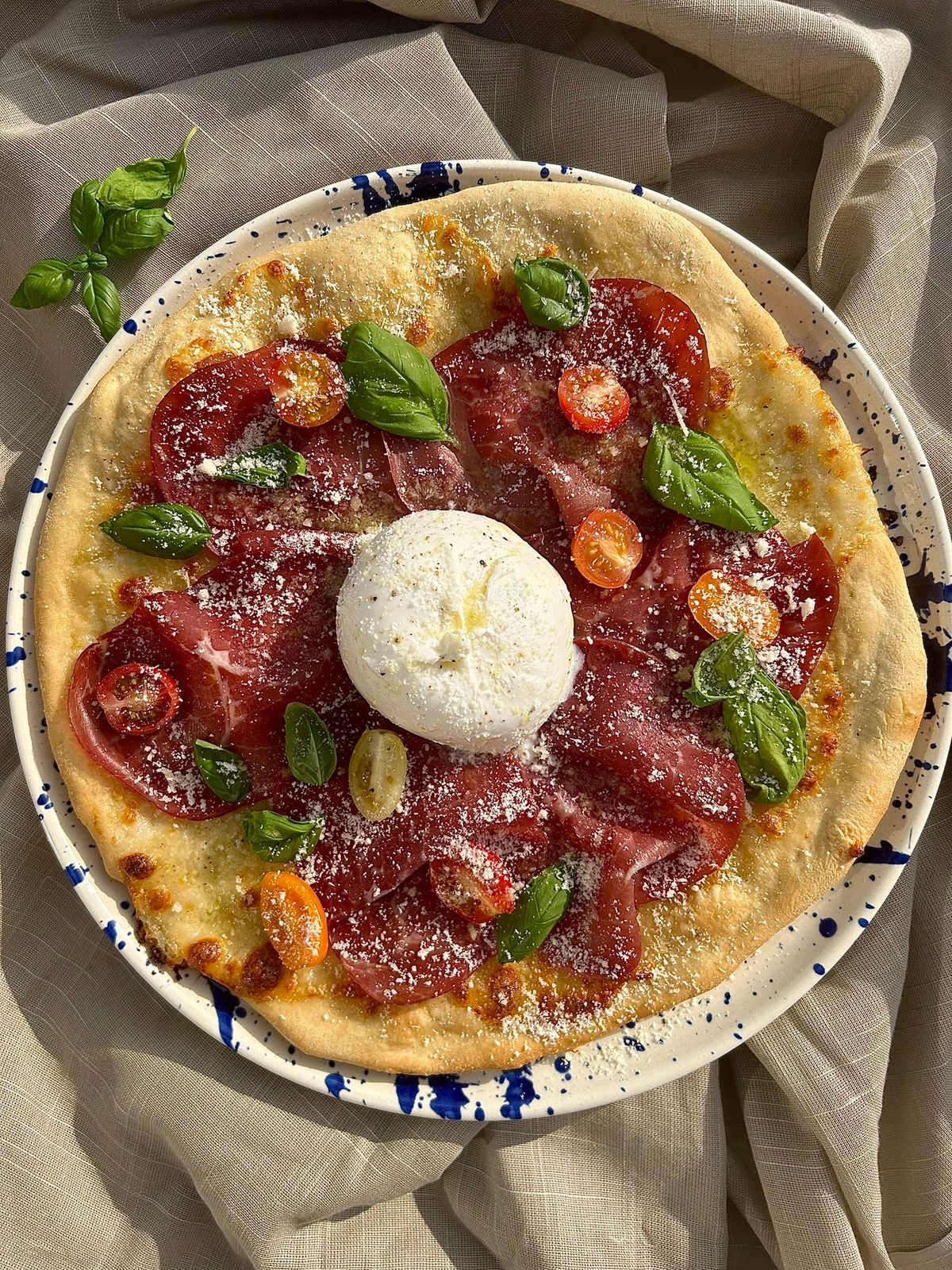 Pizza med bresaola og burrata