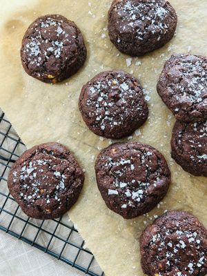 Mørke chokoladecookies med flagesalt