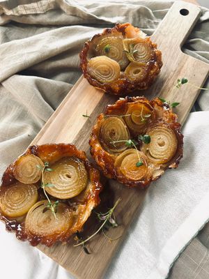 Tarte Tatin med karameliserede løg