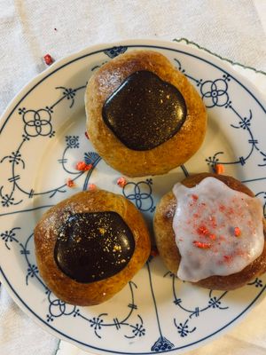 Fastelavnsboller med hindbærremonce