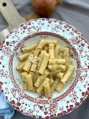 Cremet pasta med karamelliserede løg