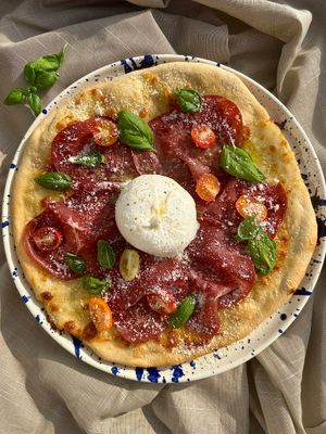 Pizza med bresaola og burrata